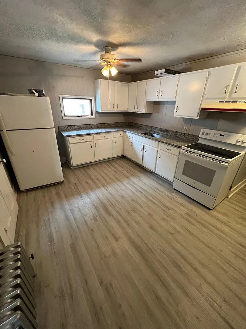 3 bed, $1,800 — Photo 1
