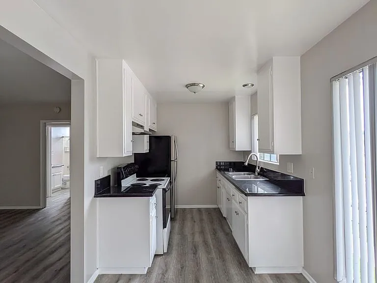 372 Freeman Ave — Photo 11
