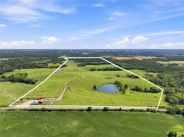 2 State Route D, Savannah, MO 64485