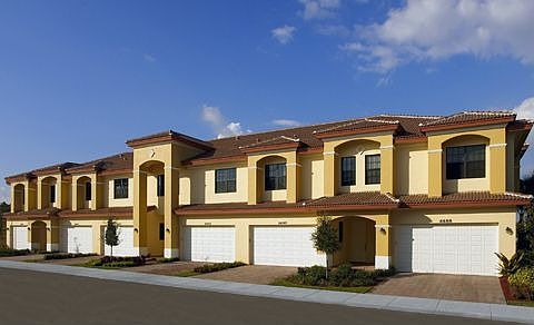 Beautiful Waterway Corner Unit in Woodmill Pond!