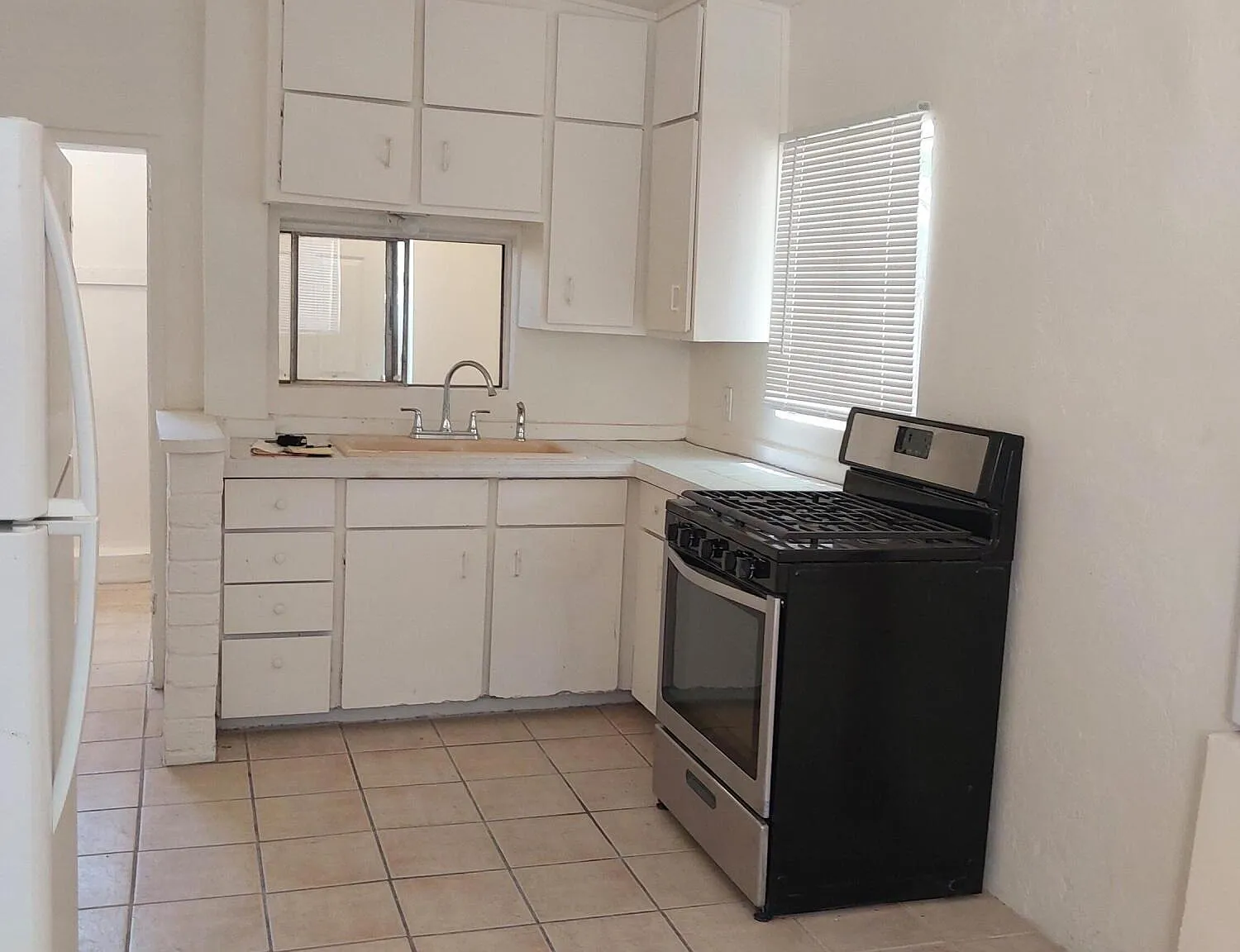1 bed, 1.0 bath, 900 sqft, $695 — Photo 2
