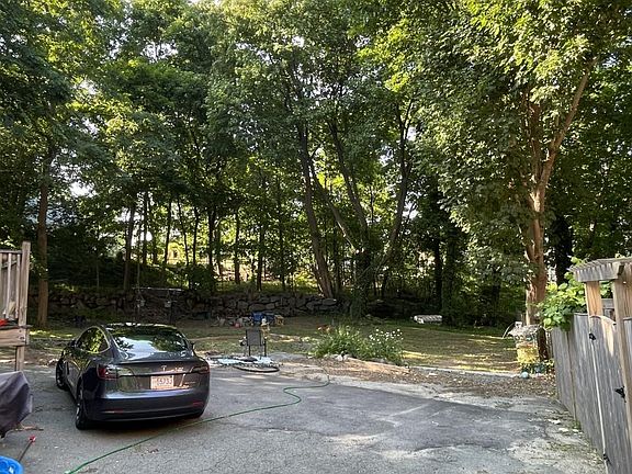 2nd image of 5 Henderson Ct #1