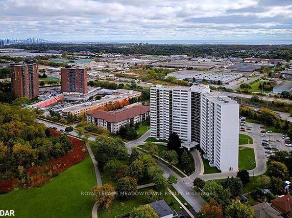 530 Lolita Gdns #903, Mississauga, ON L5A 3T2