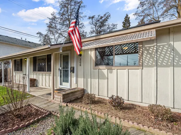 306 SW 3rd St, Grants Pass, OR 97526