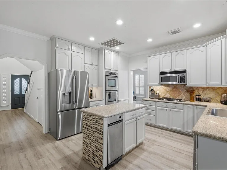 4704 Broadmoor Dr — Photo 6