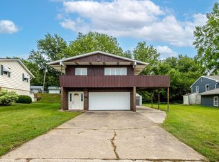 621 11th St, Silvis, IL 61282