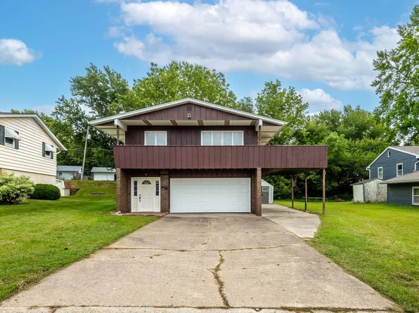 621 11th St, Silvis, IL 61282