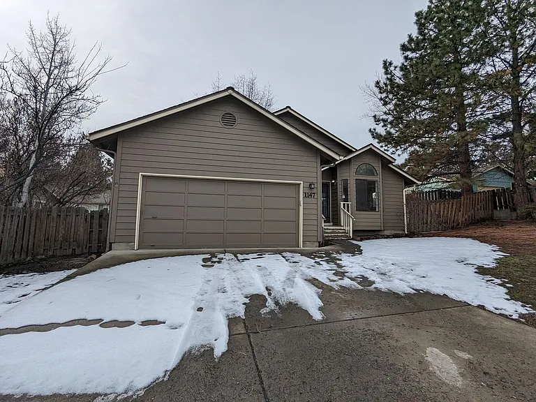 1147 NE Viking Ct — Photo 1