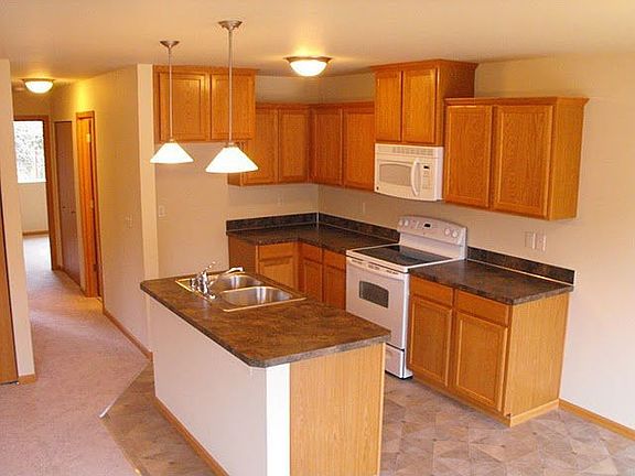 4th image of 800 NW Snow Creek Way