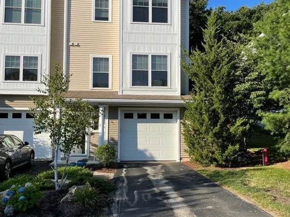 61 Woodview Way, Manchester, NH 03102