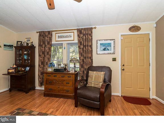 3rd image of 10 Chestnut Ct W