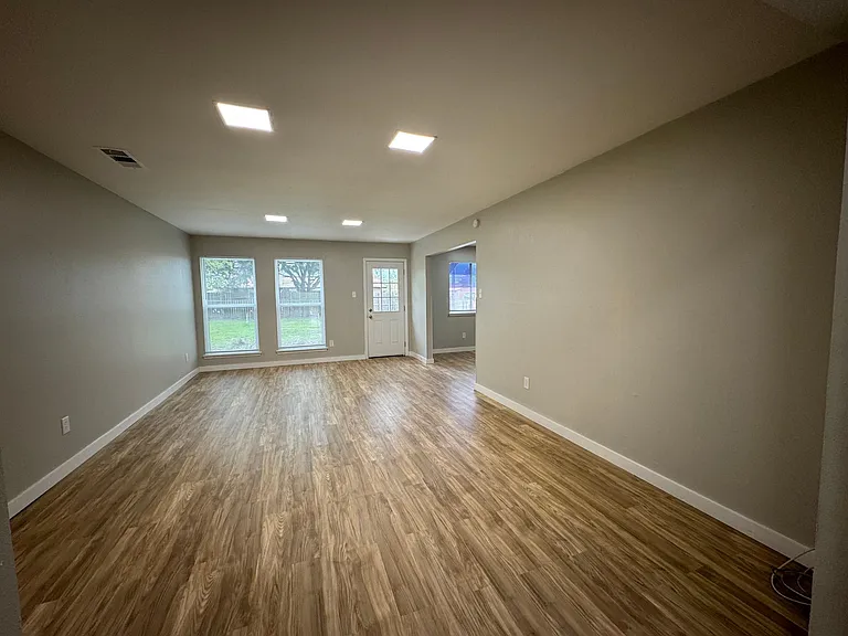 1405 Seville Dr — Photo 7