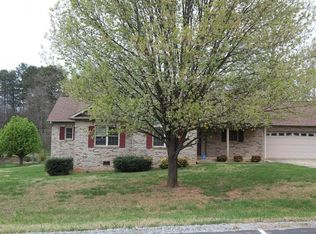 2174 Hunters Chase Dr, Hickory, NC 28601