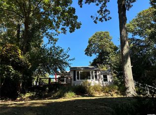 181 Magnolia Dr, Rocky Point, NY 11778