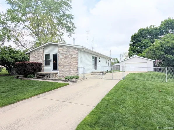 5418 Don Shenk Dr, Swartz Creek, MI 48473