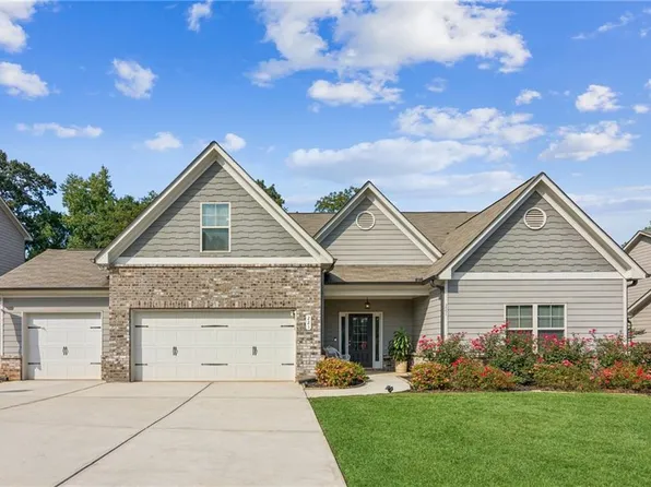 221 Charlotte Dr, Hoschton, GA 30548