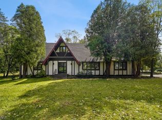 2 Twinbrooks Trl, Chester, NJ 07930