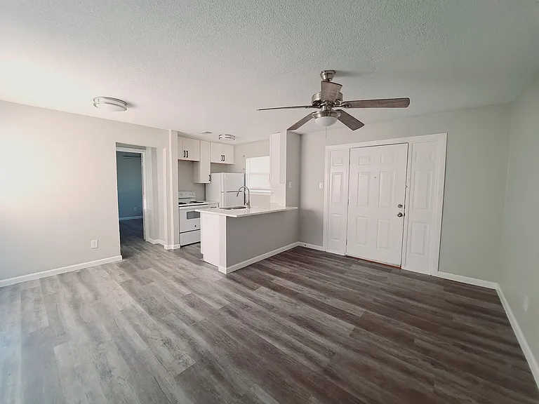 817 Bluebird Dr — Photo 3