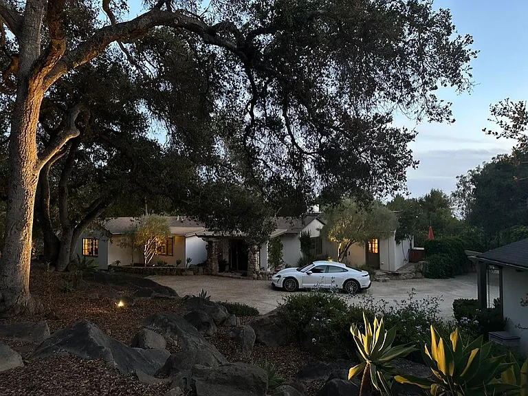 696 Ladera Ln — Photo 3