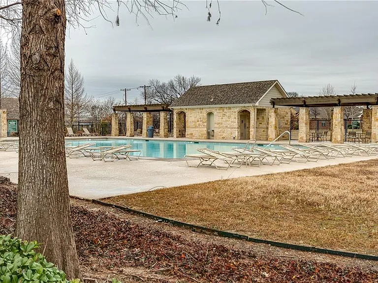 708 Creekside Dr — Photo 26