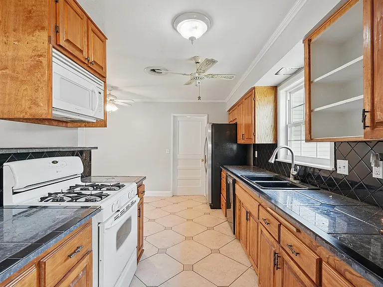 3333 Sayles Blvd — Photo 14
