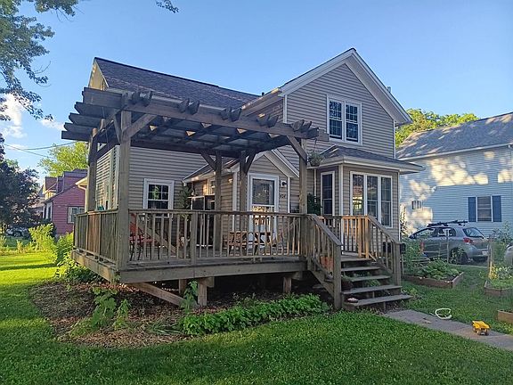 3rd image of 404 E Gillette STREET