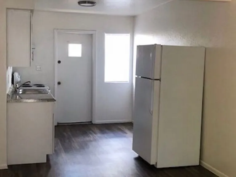 6019 W Alice Ave — Photo 2