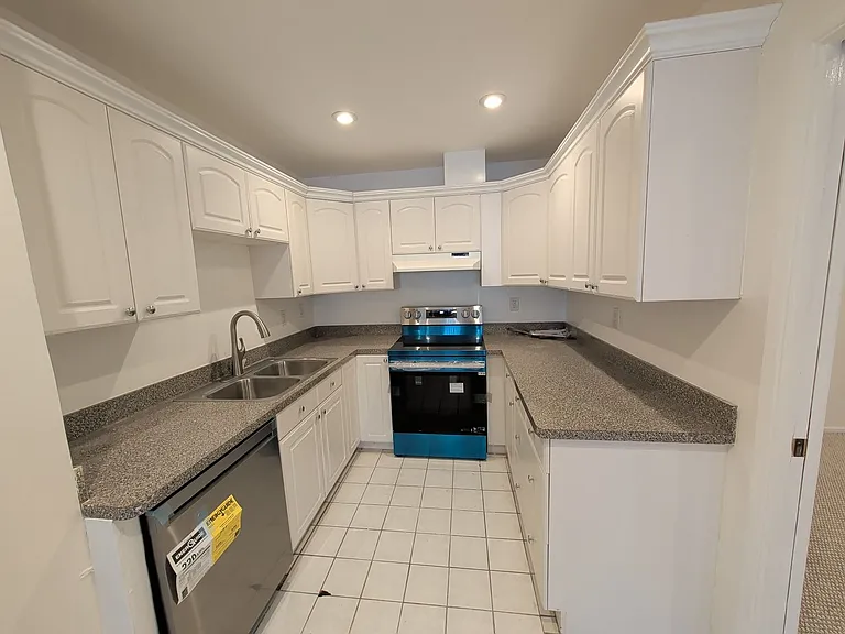 415 Montana Ave — Photo 8
