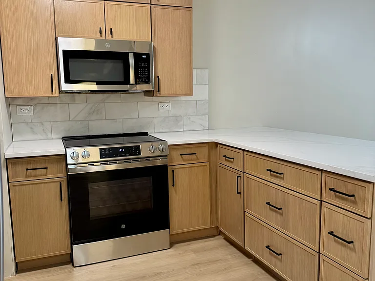 807 S Dwyer Ave #D — Photo 2