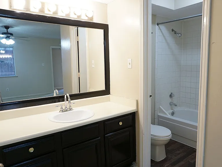 1827 Abshire Ln — Photo 11