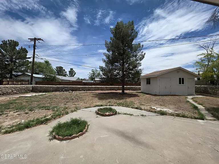 302 Quincy Ave — Photo 35