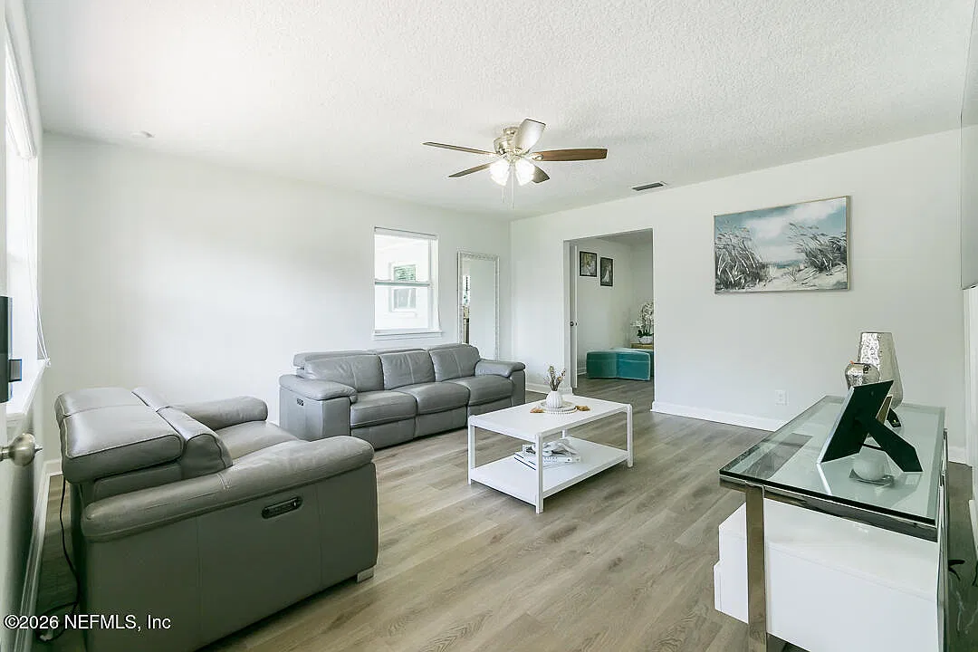 3 bed, 2.0 bath, 1828 sqft, $2,000 — Photo 3