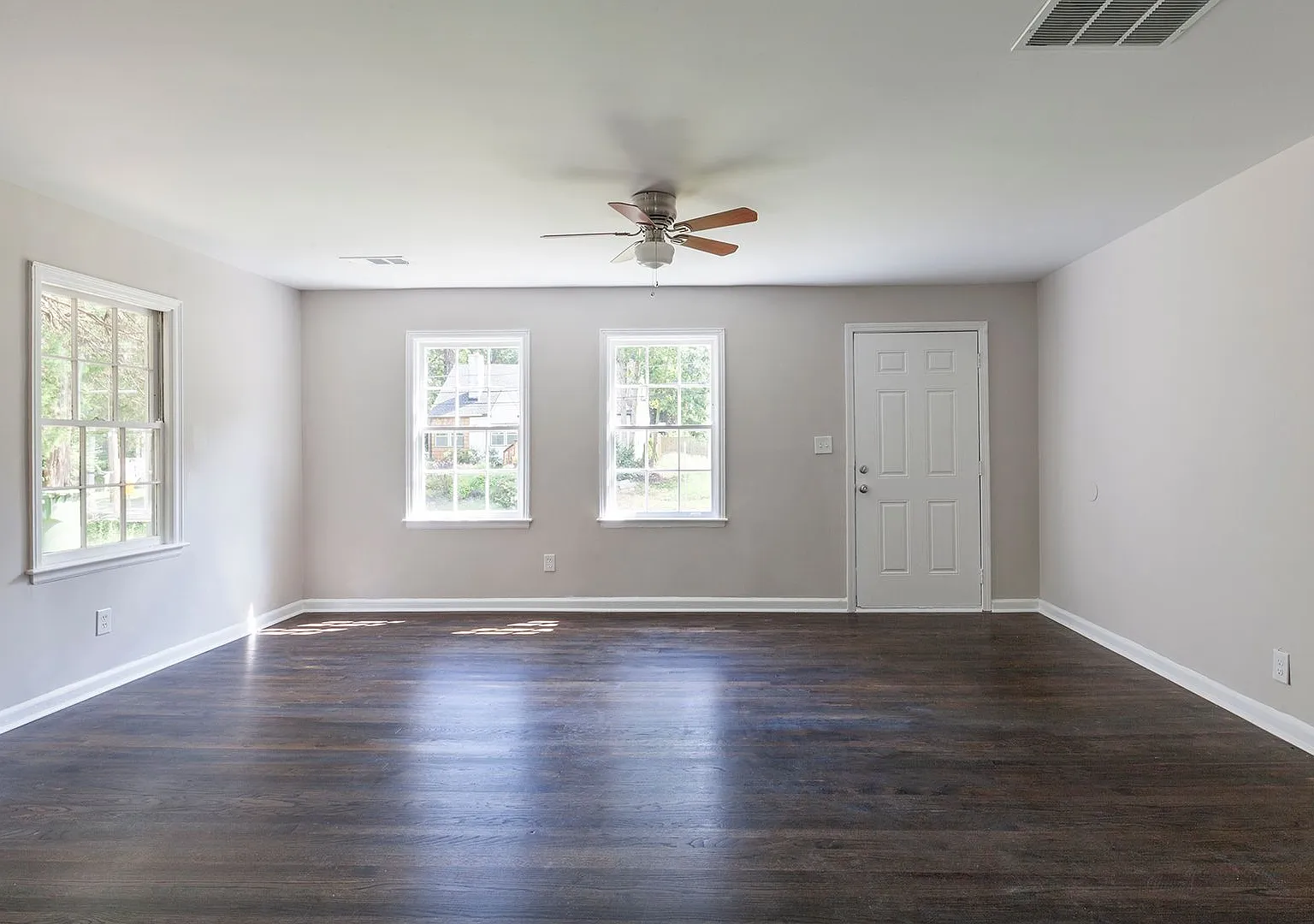 2/1 on Corner Lot w/ Sunroom & Minutes From W. Midtown/Downtown! — Photo 4
