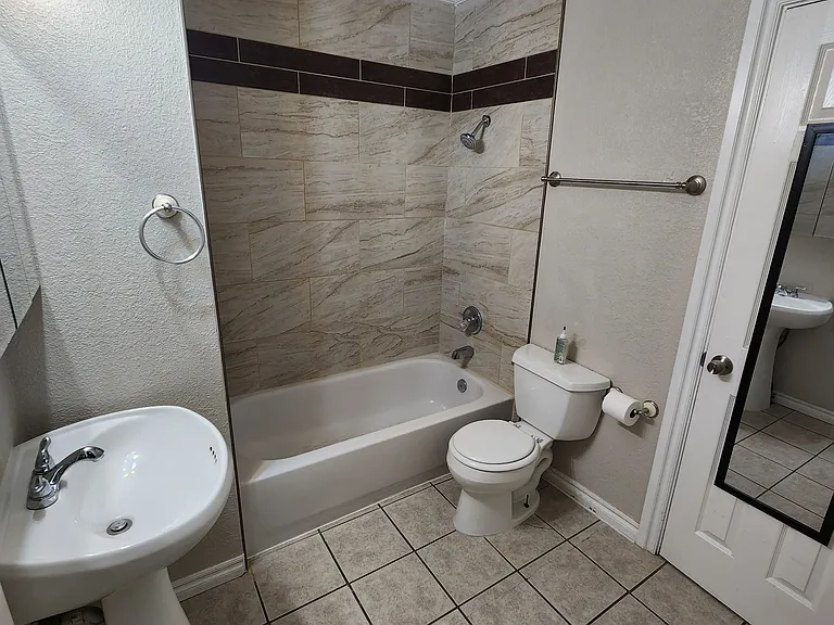1020 E Gardena St — Photo 8