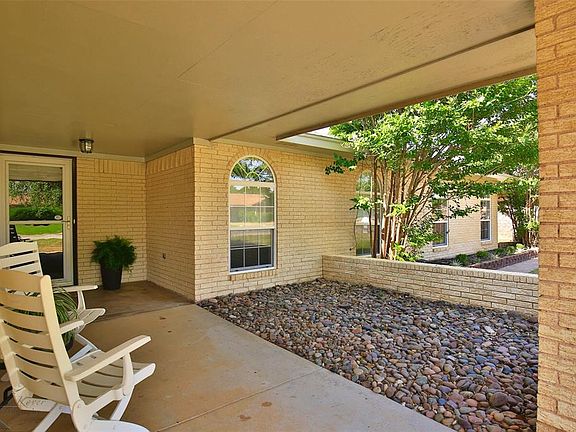 3rd image of 3049 Heritage Cir