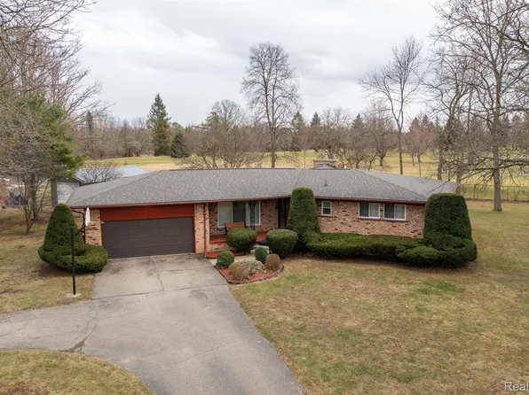 6226 Golfview Dr, Burton, MI 48509