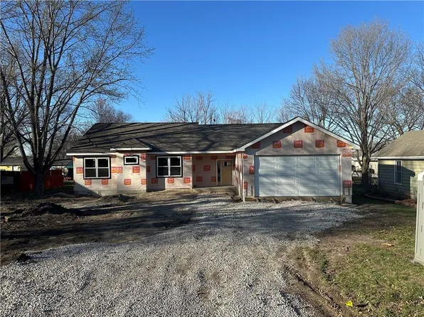 1006 E Kaskaskia St, Paola, KS 66071