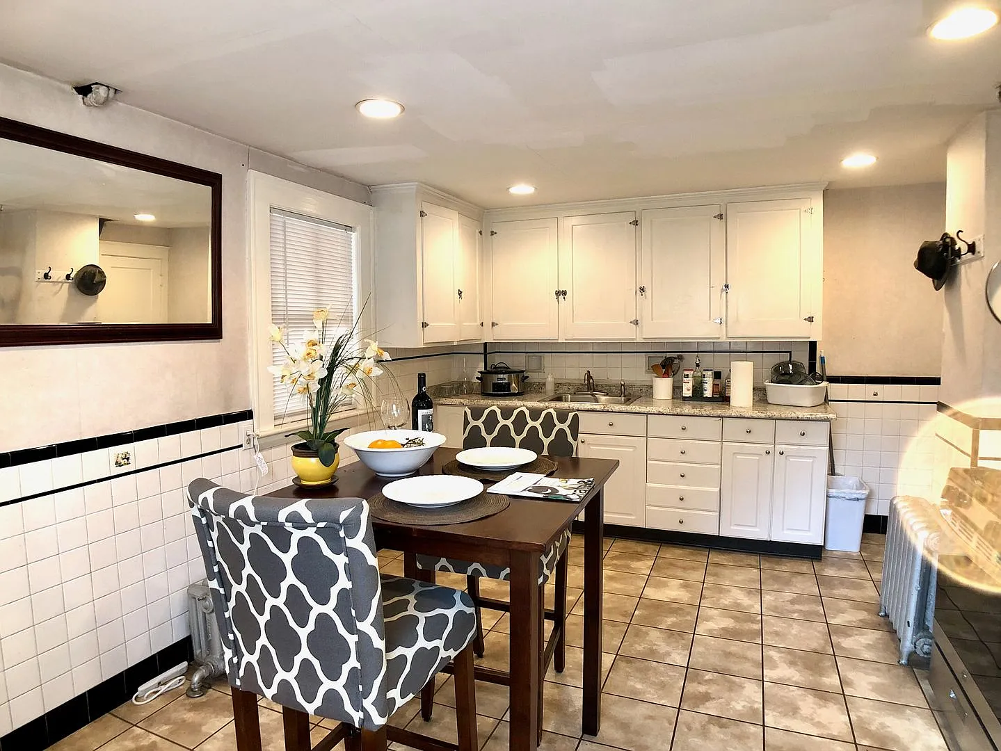 Amazing location, 2 bed Duplex in Nonantum — Photo 1