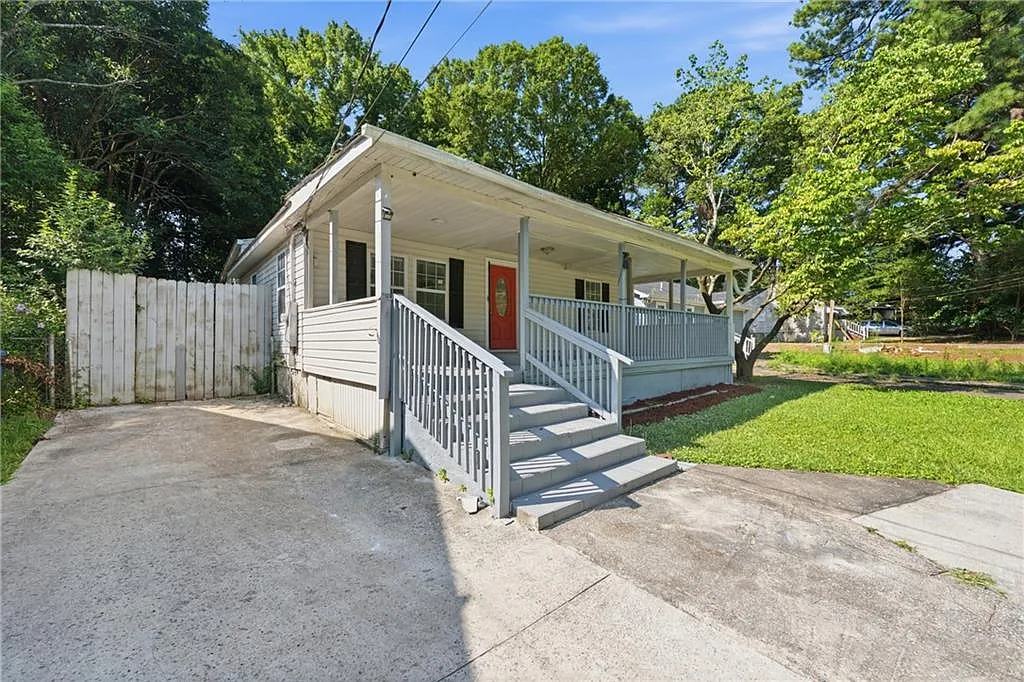 3 bed, 2.0 bath, 1350 sqft, $2,000 — Photo 2