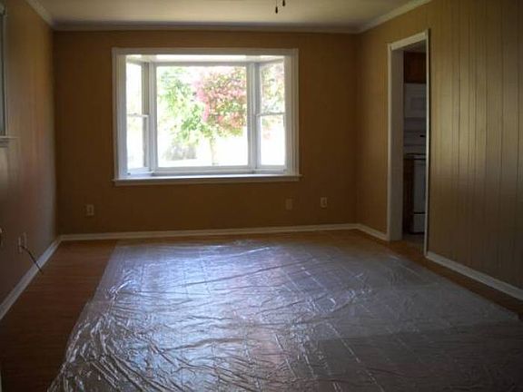 Family room w/ bay window