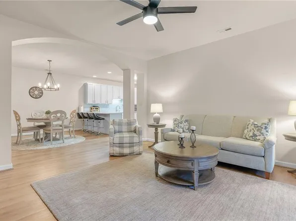 408 Coastal Walk Pl APT 103, Virginia Beach, VA 23451