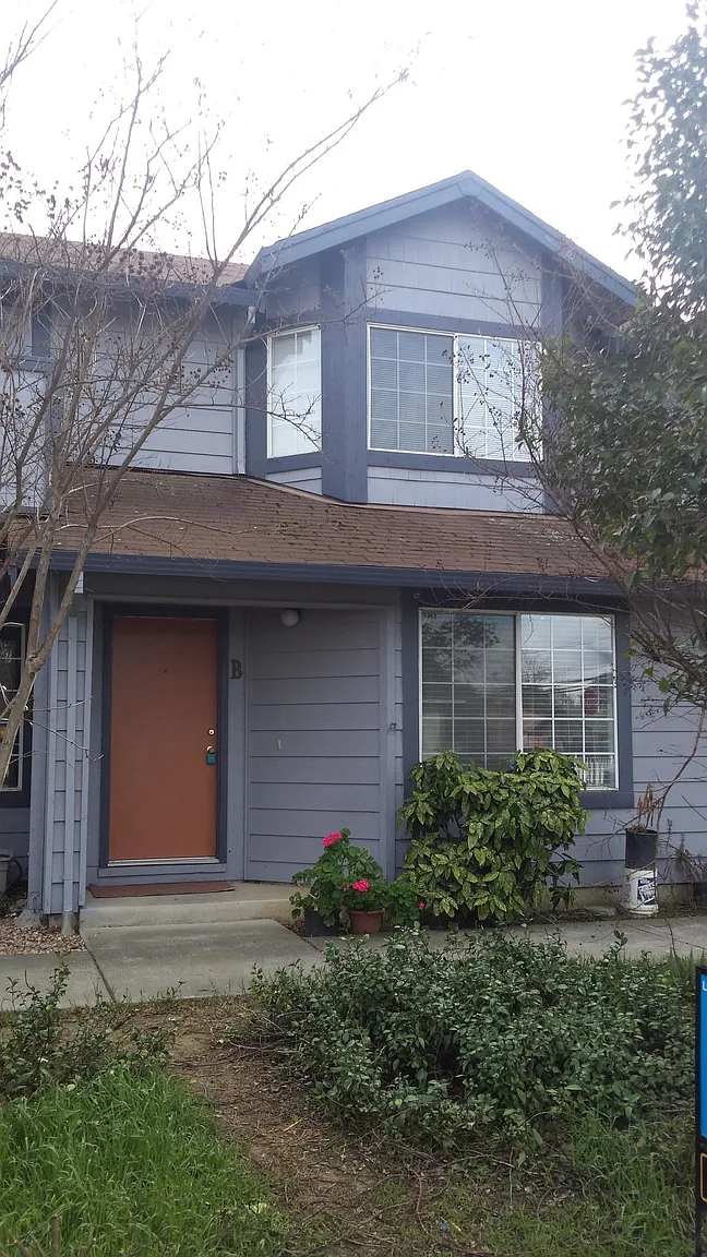 210 E Broadway St APT B photo 1