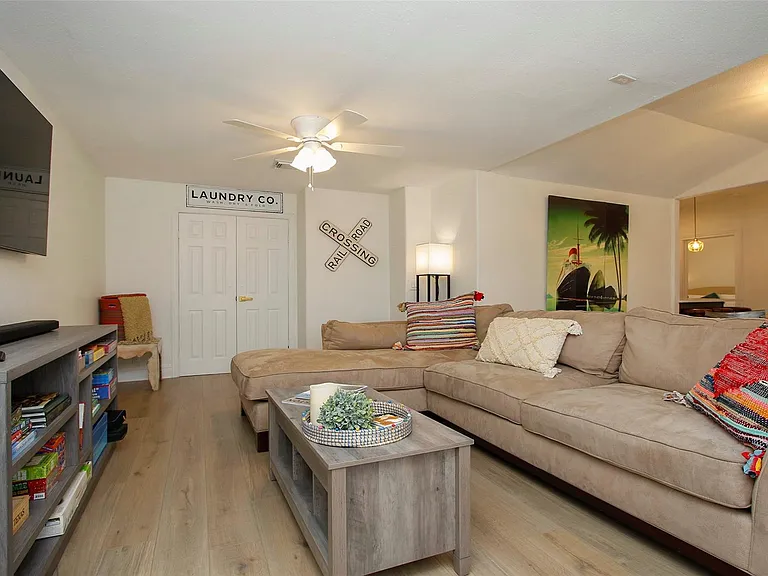 1518 Sabine St — Photo 17