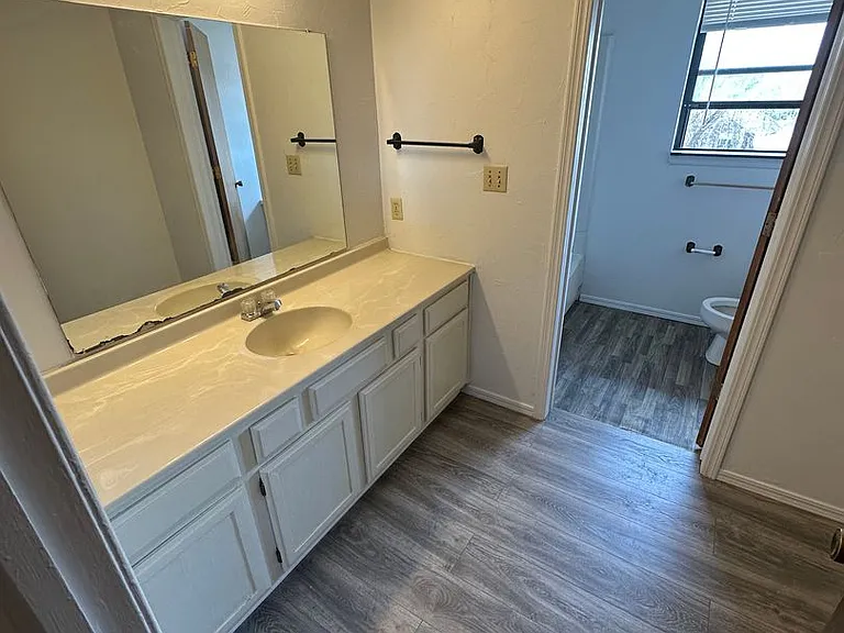 1300 N Rockwell Ave — Photo 4