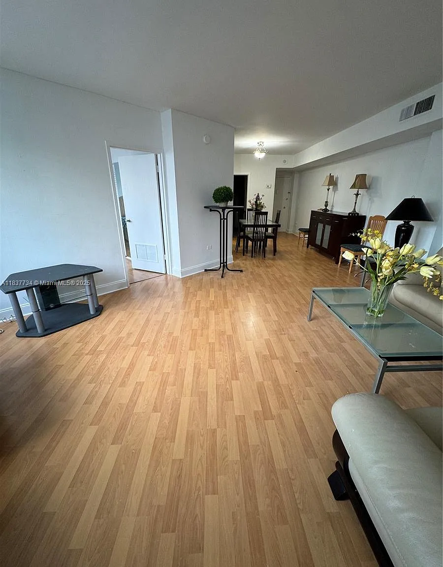 Four Ambassadors Condo Ph — Photo 2