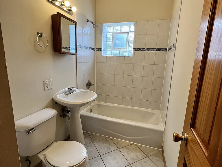 2337 N Sacramento Ave #CH — Photo 5