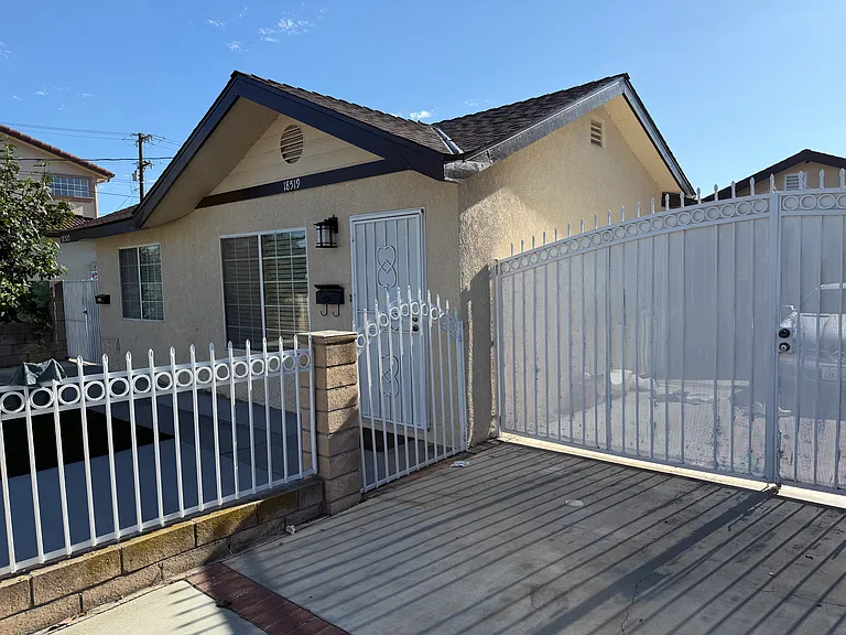 18519 Seine Ave — Photo 3
