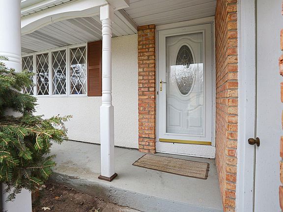 4th image of 2083 Charles St N