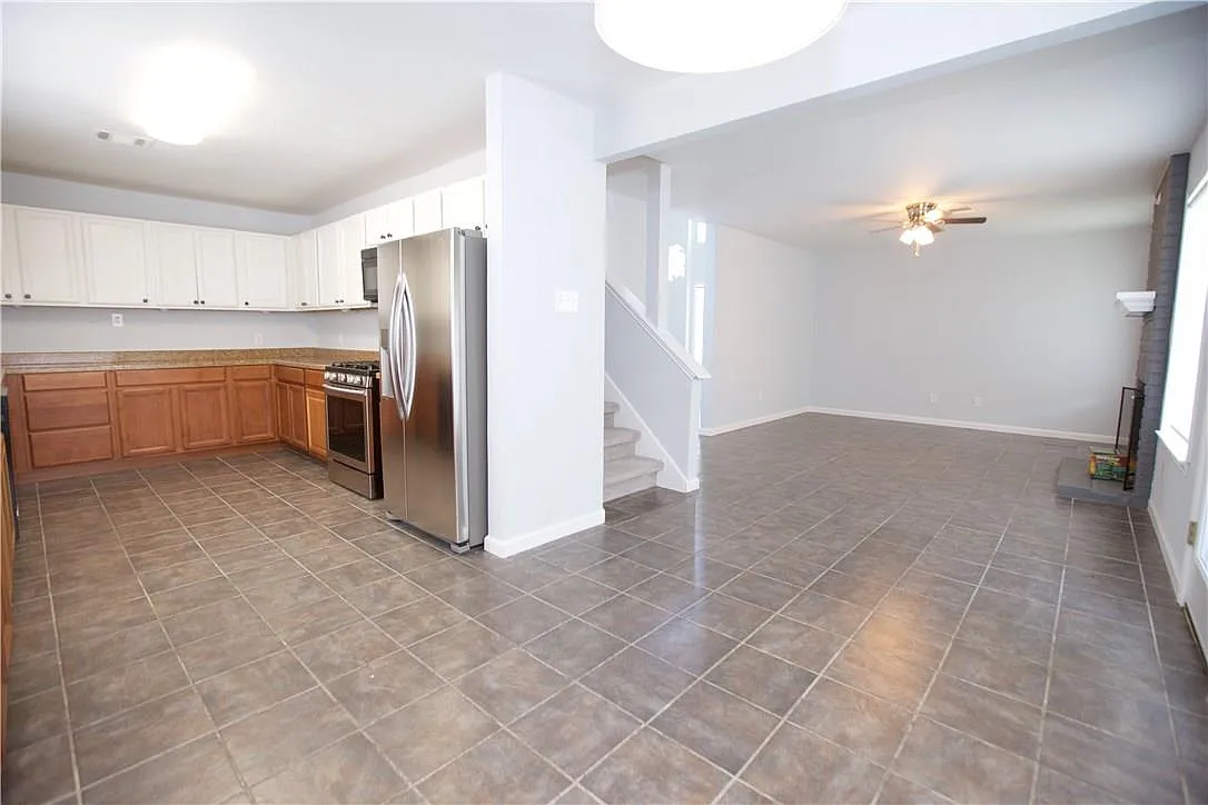 3 bed, 2.5 bath, 2212 sqft, $2,000 — Photo 3