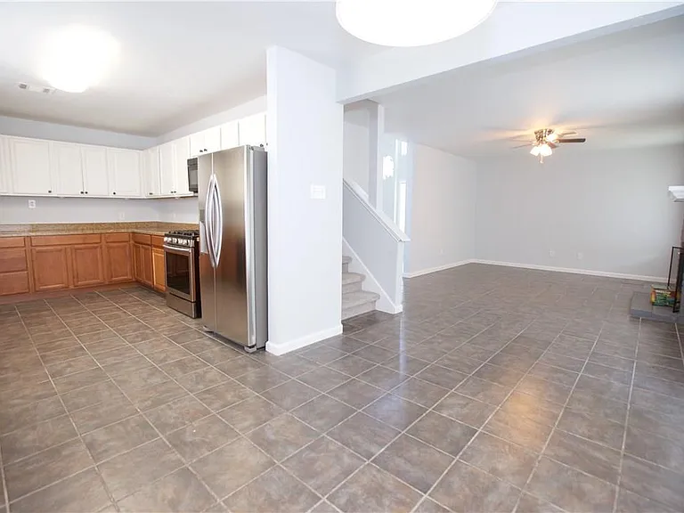 1314 Garden Path Dr — Photo 3